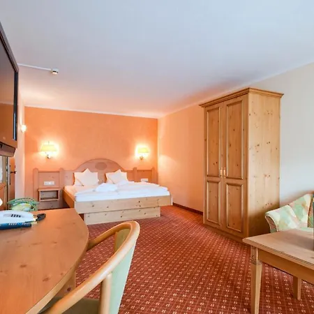 호텔 Suitehotel Kleinwalsertal 4*